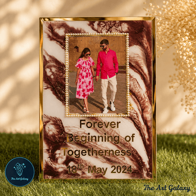 Customized resin photo frame with marbled border and personalised inscription