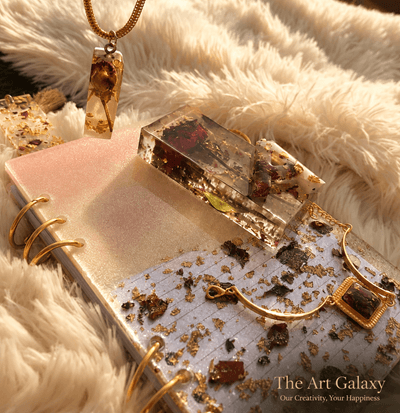 Rose preservation pendant and bracelet set in resin Rose preservation pendant and bracelet set in resin